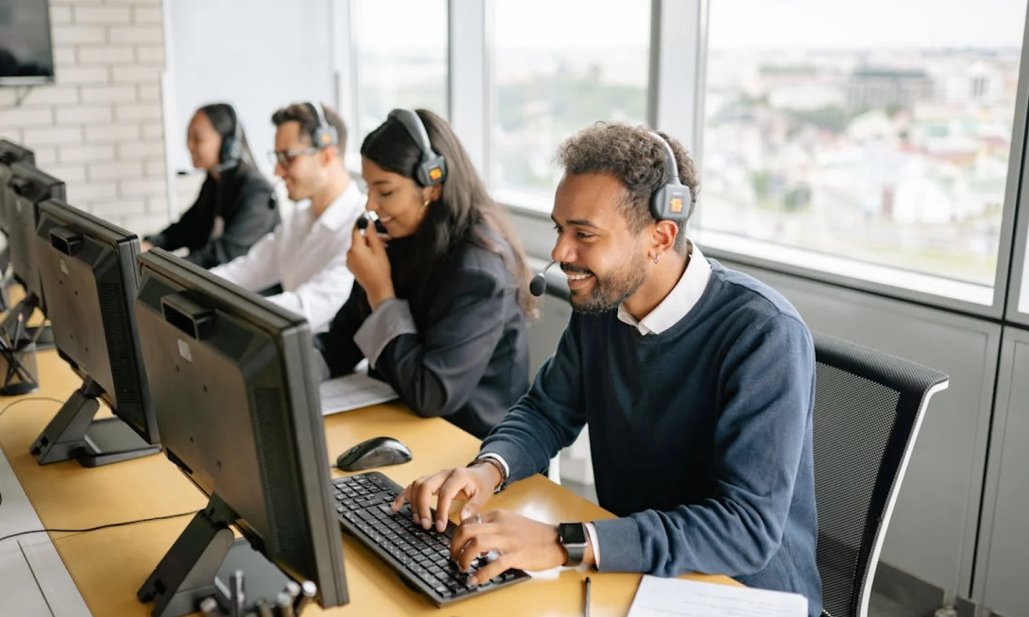 Train Bold. Amplify Braver. The B2B Guide to Employee Advocacy Training